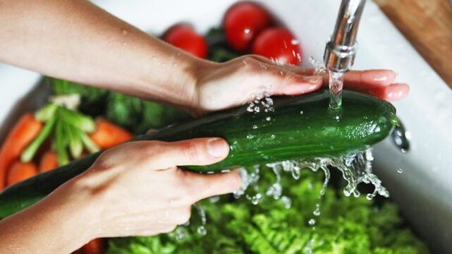 washing vegetables to prevent infection by protozoan parasites